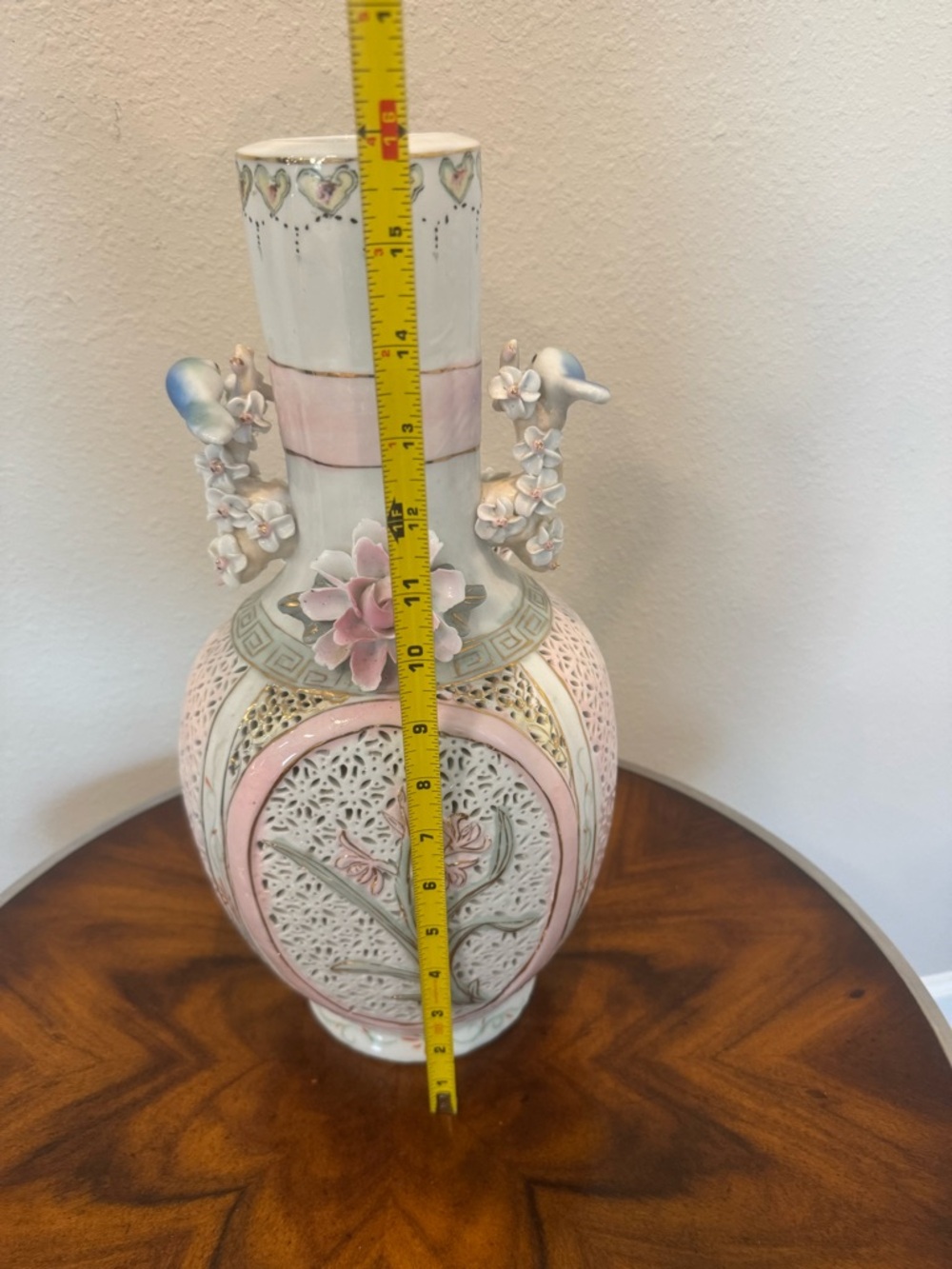 Beautiful vintage Chinese reticulated vase with birds, butterflies and flowers - Picture 14 of 16